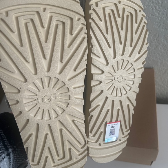 New Ugg goldenstar - Picture 2 of 2